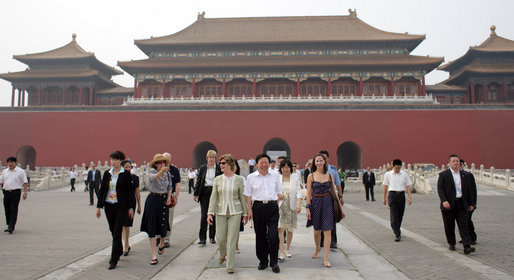 Mrs. Laura Bush and daughter Barbara Bush tour the Forbidden City Friday, Aug. 9, 2008, during their visit to Beijing. Leading the tour is Mr. Sun Jiazheng, Vice Chairman, China People’s Political Consultative Congress. Mrs. Sarah Randt, spouse of Sandy Randt, U.S. Ambassador to the People’s Republic of China, is second from left in hat. White House photo by Shealah Craighead