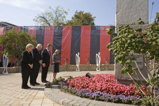 Vice President Dick Cheney is joined by Mrs. Lynne Cheney, President of Ukraine Viktor Yushchenko and Mrs. Kateryna Yushchenko in a moment of silence Friday, Sept. 5, 2008 at the Holodomor Memorial in Kyiv. White House photo by David Bohrer