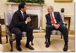 President George W. Bush speaks with Panama's President Martin Torrijos during their meeting in the Oval Office, Wednesday, Sept. 17, 2008, where President Bush thanked President Torrijos for being a good friend to freedom, prosperity and democracy. White House photo by Eric Draper