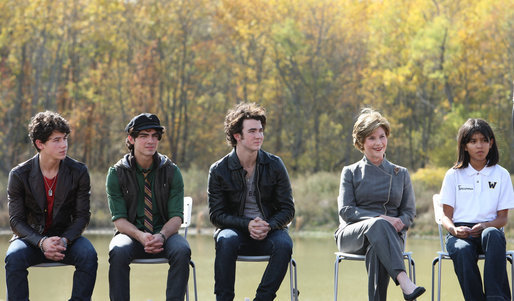 Mrs. Laura Bush is joined onstage by Boys and Girls Club student Jovanna Moreno age 11, right, and singer/songwriters the Jonas Brothers, Nick Jonas age 16, left, Joe Jonas age 19, 2nd from left, and Kevin Jonas age 20, 3rd left during a First Bloom event at the Trinity River Audubon Center, Sunday, November 2, 2008, in Dallas, TX. White House photo by Chris Greenberg