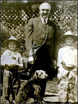 Laddie Boy is joined by President Warren Harding and two young admirers. Harding was president from 1921 to 1923.