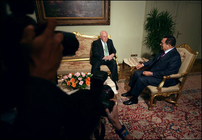 Vice President Dick Cheney talks with President Hosni Mubarak of Egypt Sunday, May 13, 2007, at the Presidential Palace in Cairo.