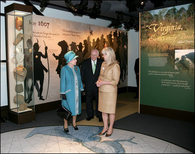 Vice President Dick Cheney and Her Majesty Queen Elizabeth II of England speak with Ms. Bly Straube, Senior Curator, Association for the Preservation of Virginia Antiquities, during a tour Friday, May 4, 2007 of the Historic Jamestowne Archaearium in Jamestown, Virginia. The Historic Jamestowne Archaearium houses 17th century objects excavated from the James Fort site. 
