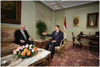 Vice President Dick Cheney meets with President Hosni Mubarak of Egypt Sunday, May 13, 2007, at the Presidential Palace in Cairo.