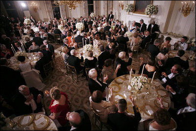 President George W. Bush and guests toasts Her Majesty Queen Elizabeth II of Great Britain following welcoming remarks Monday, May 7, 2007, during the State Dinner in her honor at the White House. White House photo by Eric Draper