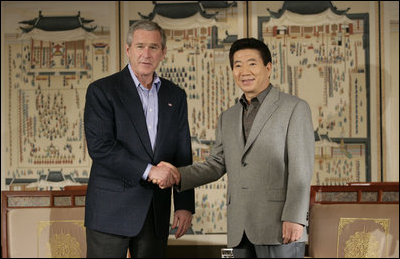 President George W. Bush and Korea President Moo Hyun Roh exchange handshakes Thursday, Nov. 17, 2005, after their meeting at the Hotel Hyundai in Gyeongju, Korea.