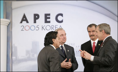 President George W. Bush meets with leaders of the Americas Friday, Nov. 18, 2005, prior to the opening of the 2005 APEC conference in Busan, Korea. With the President, from left are: President Alejandro Toledo of Peru; Prime Minister Paul Joseph Martin of Canada, and President Vincente Fox of Mexico.