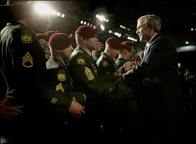 El Presidente George W. Bush saluda a soldados después de su discurso sobre la guerra contra el terrorismo el 28 de junio de 2005 en Fort Bragg, Carolina del Norte.