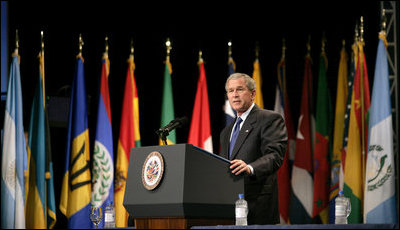 El Presidente Bush hace declaraciones al iniciarse la Asamblea General de la Organización de Estados Americanos el lunes, 6 de junio, 2005 en Ft. Lauderdale, Florida.