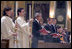 El Presidente George W. Bush y la señora Laura Bush van a misa el sábado, 2 de abril de 2005 en la Catedral de Saint Matthew the Apostle en Washington, DC en memoria del Papa Juan Pablo II.