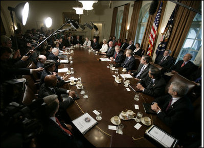 El Presidente Bush es acompañado por miembros de su gabinete mientras se dirige a la prensa el miércoles, 13 de julio de 2005.