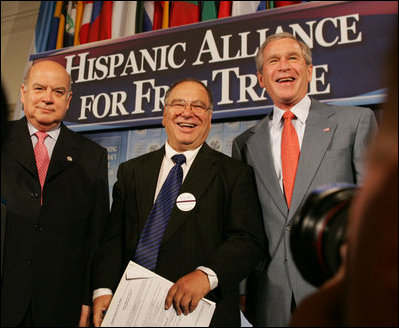 El Presidente George W. Bush se reúne con José Miguel Insulza de Chile, izq., Secretario General de la Organización de Estados Americanos, y Raúl Yzaguirre, centro, el funcionario principal del National Council of La Raza, el jueves, 21 de julio de 2005 después del discurso del Presidente a la Hispanic Alliance for Free Trade en Washington.