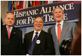 El Presidente George W. Bush se reúne con José Miguel Insulza de Chile, izq., Secretario General de la Organización de Estados Americanos, y Raúl Yzaguirre, centro, el funcionario principal del National Council of La Raza, el jueves, 21 de julio de 2005 después del discurso del Presidente a la Hispanic Alliance for Free Trade en Washington.