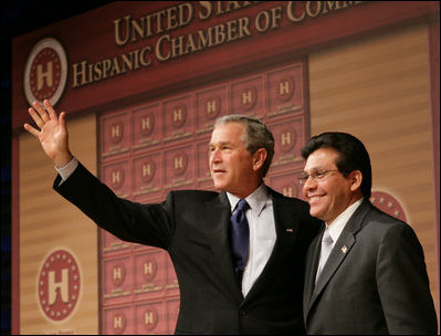 El Presidente George W. Bush, de lado del Fiscal General Alberto Gonzáles, agradece los aplausos después de dirigirse a la Hispanic Chamber of Commerce Legislative Conference el miércoles 20 de abril de 2005 en Washington, D.C.
