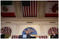 El Presidente George W. Bush participa en una conferencia de prensa conjunta el 23 de marzo de 2005, con el Presidente de México Vicente Fox, izq., y el Primer Ministro de Canadá, Paul Martin, der., en Baylor University en Waco, Texas. "Y agradezco la dedicación del Primer Ministro y el Presidente al espíritu de cooperación que trascenderá cualquier política que tenga lugar; eso pone en práctica un compromiso firme a los mercados y la democracia y la libertad y el comercio y la prosperidad mutua y la seguridad mutua", dijo el Presidente Bush.