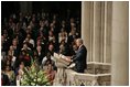 El Presidente George W. Bush pronuncia unas palabras durante la ceremonia del Día Nacional de Oración y Conmemoración el viernes, 16 de septiembre de 2005 en la Washington National Cathedral en Washington, D.C.