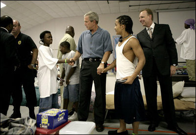 El Presidente George W. Bush conversa con unos niños el lunes, 5 de septiembre de 2005 afuera del albergue Bethany World Prayer Center, en Baton Rouge, Louisiana. El centro está proporcionando albergue a cientos de personas desalojadas por el huracán Katrina.