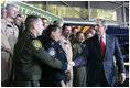 El Presidente George W. Bush se reúne con funcionarios del Servicio de Aduana y Protección Fronteriza de Estados Unidos tras su discurso el lunes 28 de noviembre de 2005 en la Davis-Monthan Air Force Base en Tucson, Arizona, en el que habló sobre la importancia de la seguridad fronteriza y el tema de la reforma de la inmigración.