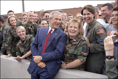 Después de dirigirse a la convención nacional de los Veteranos de Guerras Extranjeras, el Presidente George W. Bush habla con miembros de la Guardia Nacional de Utah el 22 de agosto de 2005, poco antes de partir de Salt Lake City, Utah.