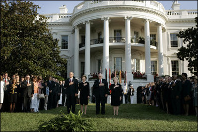 El Presidente Bush, junto con Laura Bush, el Vicepresidente Dick Cheney y la señora Cheney, guardan un minuto de silencio en el South Lawn, en honor a las víctimas del 11 de septiembre de 2005 en el cuarto aniversario en el 2005 de los atentados terroristas contra tanto el World Trade Center y el Pentágono.