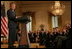 El Presidente George W. Bush recibe aplausos el viernes, 7 de octubre de 2005 en el East Room de la Casa Blanca mientras pronuncia unas palabras para conmemorar el Mes de la Hispanidad. El Presidente Bush también honró a las personas galardonadas con el premio al servicio voluntario del Presidente en el evento.