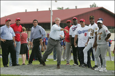 Mientras es observado por Mariano Rivera de los New York Yankees, segundo de la izq., y el Presidente de Panamá, Martín Torrijos, tercero de la izq., el Presidente George W. Bush arroja la pelota el lunes, 7 de noviembre de 2005, durante una visita con jóvenes panameños en la Ciudad del Saber en la Ciudad de Panamá, Panamá.