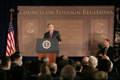 El Presidente George W. Bush habla sobre la guerra contra el terrorismo y la reconstrucción de Iraq el miércoles, 7 de diciembre de 2005 durante una reunión del Consejo de Relaciones Exteriores en Washington.