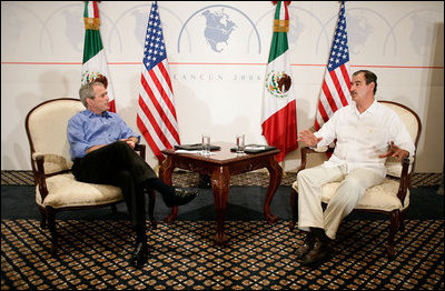 El Presidente George W. Bush se reúne con el Presidente de México, Vicente Fox, el jueves, 30 de marzo de 2006, durante su reunión bilateral en Cancún, México. La reunión es parte de una cumbre de tres días con los líderes de México y Canadá. Foto por Eric Draper de la Casa Blanca