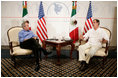 El Presidente George W. Bush se reúne con el Presidente de México, Vicente Fox, el jueves, 30 de marzo de 2006, durante su reunión bilateral en Cancún, México. La reunión es parte de una cumbre de tres días con los líderes de México y Canadá. Foto por Eric Draper de la Casa Blanca 
