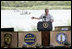 El Presidente George W. Bush pronuncia un discurso sobre la reforma de inmigración desde un estrado de lado del río Grande en la frontera entre Estados Unidos y México el jueves, 3 de agosto de 2006, en Anzalduas County Park and Dam en Mission, Texas. Foto por Eric Draper de la Casa Blanca 