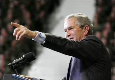 El Presidente George W. Bush responde una de muchas preguntas de un público entusiasta tras sus declaraciones sobre la Guerra contra el Terrorismo el lunes, 23 de enero de 2006 en Kansas State University en Manhattan, Kan. Foto por Eric Draper de la Casa Blanca 