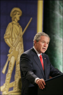 El Presidente George W. Bush se dirige el 9 de febrero de 2006 a un grupo en el National Guard Memorial Building en Washington con respecto a la guerra mundial contra el terrorismo. Foto por Paul Morse de la Casa Blanca. 