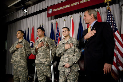 El Presidente George W. Bush y el Presidente Alvaro Uribe de Colombia en la Oficina Oval el 14 de junio de 2006. Foto por Paul Morse de la Casa Blanca. 
