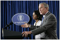 El Presidente George W. Bush es acompañado por la secretaria de Estado Condoleezza Rice el lunes, 7 de agosto de 2006, mientras hace unas declaraciones sobre la crisis del Medio Oriente durante una rueda de prensa en Crawford, Texas. Foto por Eric Draper de la Casa Blanca 