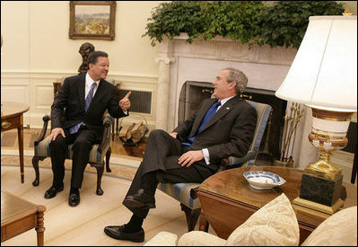 El Presidente George W. Bush se reune con el Presidente Leonel Fernández de la República Dominicana en la Oficina Oval el miércoles, 25 de octubre de 2006. Foto por Eric Draper de la Casa Blanca