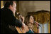 La cantante Ana Cristina y el guitarrista Marco Linares se presentan en el escenario el viernes 6 de octubre de 2006, en el East Room de la Casa Blanca, durante la celebración del Mes de la Hispanidad. Foto por Kimberlee Hewitt de la Casa Blanca