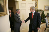 El Presidente George W. Bush le da la bienvenida al presidente de Costa Rica Oscar Arias Sánchez a la Oficina Oval el miércoles, 6 de diciembre de 2006. Foto por Eric Draper de la Casa Blanca