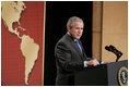 El Presidente George W. Bush pronuncia un discurso sobre la política con respecto al Hemisferio Occidental el lunes, 5 de marzo de 2007 ante la Cámara de Comercio Hispana de los Estados Unidos, en Washington, D.C. El Presidente Bush viajará a América Latina esta semana. Foto por Paul Morse de la Casa Blanca
