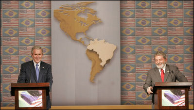 El Presidente George W. Bush y el Presidente de Brasil Luiz Inácio Lula da Silva sonríen mientras contestan las preguntas de los periodistas, el viernes 9 de marzo de 2007, durante una sesión conjunta con la prensa en São Paulo.Foto de Paul Morse de la Casa Blanca
