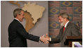 El Presidente George W. Bush y el Presidente de Brasil Luiz Inácio Lula da Silva se estrechan la mano el viernes 9 de marzo de 2007, después de la sesión conjunta con la prensa en São Paulo. Los dos líderes se reunieron durante el día y conversaron de muchos temas, entre ellos los biocombustibles, energía y política exterior. Foto de Paul Morse de la Casa Blanca 