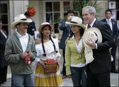 El Presidente George W. Bush acompaña a cultivadores de café el domingo, 11 de marzo de 2007 durante su visita al Palacio Presidencial en Bogotá, Colombia.Foto de Eric Draper de la Casa Blanca.