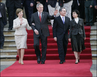 El Presidente George W. Bush y la señora Laura Bush se despiden del Presidente Álvaro Uribe y la Primera Dama Lina Moreno de Uribe de Colombia al concluir su visita al Palacio Presidencial en Bogotá el domingo, 11 de marzo de 2007.Foto de Eric Draper de la Casa Blanca.