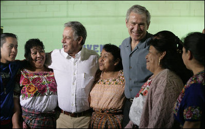 El Presidente George W. Bush sonríe mientras él y el Presidente de Guatemala Oscar Berger posan para una foto con pobladores de Santa Cruz Balanya, Guatemala, el lunes, 12 de marzo de 2007, durante su visita a la escuela Carlos Emilio Leonardo en la aldea. Foto de Eric Draper de la Casa Blanca