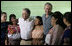 El Presidente George W. Bush sonríe mientras él y el Presidente de Guatemala Oscar Berger posan para una foto con pobladores de Santa Cruz Balanya, Guatemala, el lunes, 12 de marzo de 2007, durante su visita a la escuela Carlos Emilio Leonardo en la aldea. Foto de Eric Draper de la Casa Blanca
