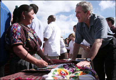 El Presidente George W. Bush conversa con un vendedor en la plaza de Santa Cruz Balanya el lunes, 12 de marzo de 2007, durante un recorrido por la aldea guatemalteca. Foto de Paul Morse de la Casa Blanca