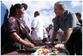 El Presidente George W. Bush conversa con un vendedor en la plaza de Santa Cruz Balanya el lunes, 12 de marzo de 2007, durante un recorrido por la aldea guatemalteca. Foto de Paul Morse de la Casa Blanca