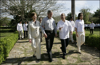 El Presidente George W. Bush y la señora Laura Bush caminan con el Presidente de México Felipe Calderón y la señora Margarita Zavala tras llegar el martes, 13 de marzo de 2007 a la Hacienda Temozón en Temozón Sur, México. Foto de Eric Draper de la Casa Blanca