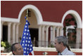 El Presidente George W. Bush le estrecha la mano al Presidente de México, Felipe Calderón, durante la ceremonia de llegada, con la que se les dio la bienvenida al Presidente y la señora Bush al país el martes, 13 de marzo de 2007. El Presidente Calderón le dijo al Presidente Bush, "Señor Presidente, no tengo duda de que juntos, nuestros gobiernos avanzarán en la generación de nuevas oportunidades de bienestar y de prosperidad para nuestras naciones. Sean ustedes muy bienvenidos a México". Foto de Paul Morse de la Casa Blanca