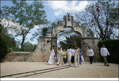 La señora Laura Bush y la señora Margarita Zavala, esposa del Presidente Felipe Calderón de México, caminan por la Hacienda Temozón el martes, 13 de marzo de 2007, durante su visita a Temozón Sur. Foto de Shealah Craighead