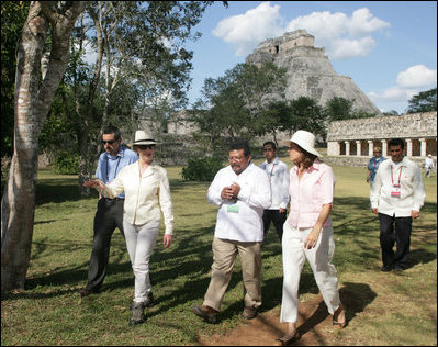 La señora Laura Bush y la señora Margarita Zavala, esposa del Presidente Felipe Calderón de México, visitan ruinas mayas en Uxmal, México el martes, 13 de marzo de 2007. Foto de Shealah Craighead de la Casa Blanca